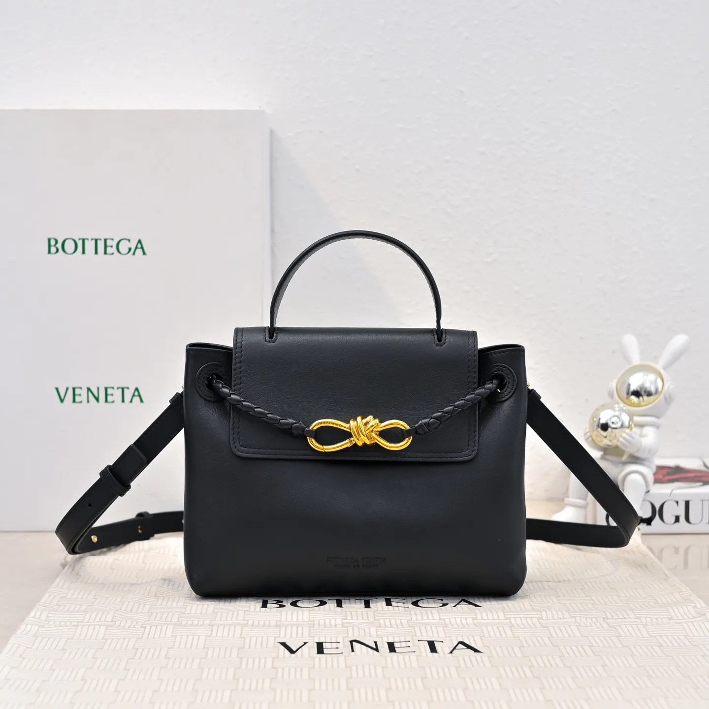 Batch 2060 #Bv New Small Ciao Ciao Handbag Who carried the cute little Ciao Ciao out on the street❣️Made of Dutch Silky Calf calfskin ~ silky to the touch. The leather is thick, and the suede lining is soft and comfortable. The relaxed feeling of stacked smooth leather, the representative woven element shoulder strap, and the perfect embellishment of golden buckles💥The unique bag shape is casual and exquisite, and super practical☄️Carry Ciao Ciao to accompany you in various occasions, and be the most stylish you🎀 Size: 26x19x10.5 Style No. 5835#